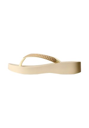 Sandale tong compensée beige avec une bride texturée et une semelle simple sur fond blanc.