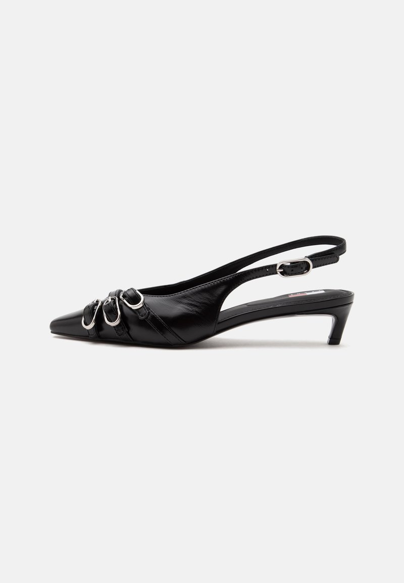 Μαύρο δερμάτινο παπούτσι slingback με μυτερή μύτη, τρεις ασημένιες αγκράφες μπροστά και χαμηλό τακούνι kitten σε λευκό φόντο.