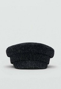 Čierna čiapka s rybej kostrovým vzorom vyrobená z vlnenej zmesi. Má zaoblený vrch a široký, plochý okraj so štruktúrovaným dizajnom.