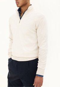Oscar Jacobson Stickad tröja - white