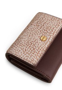 Portafoglio pieghevole in pelle marrone e beige con pattina testurizzata e piccolo bottone circolare dorato su sfondo bianco.
