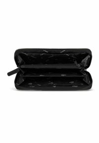 Cartera negra con cierre y un exterior texturizado. El interior cuenta con múltiples compartimentos y un patrón de logotipos sobre un fondo negro.