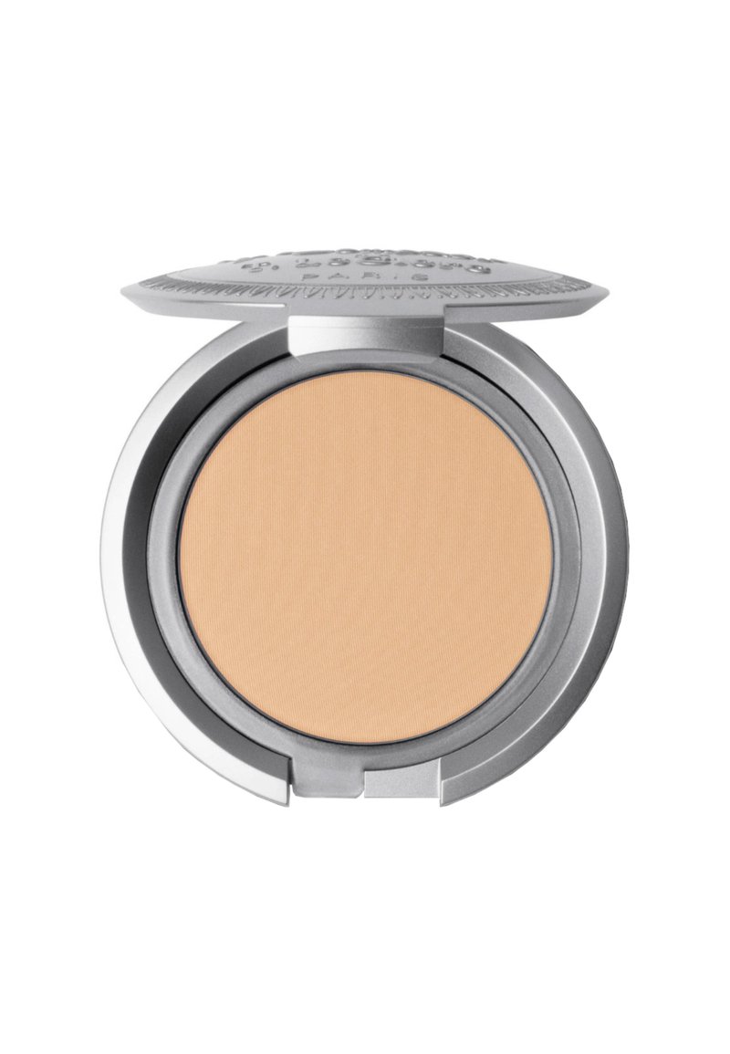 Kompaktpuder mit einer glatten beige Farbe. Rundes silbernes Etui mit einer strukturierten Oberseite, die ein erhabenes Design zeigt. Geöffnet, um das Puder zu enthüllen.