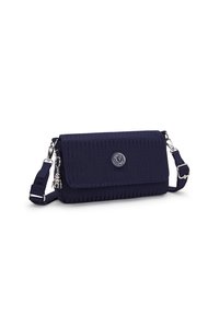 Borsa a tracolla blu navy con tessuto testurizzato, chiusura a patta, logo e accessori in argento, tracolla regolabile e charm decorativo.