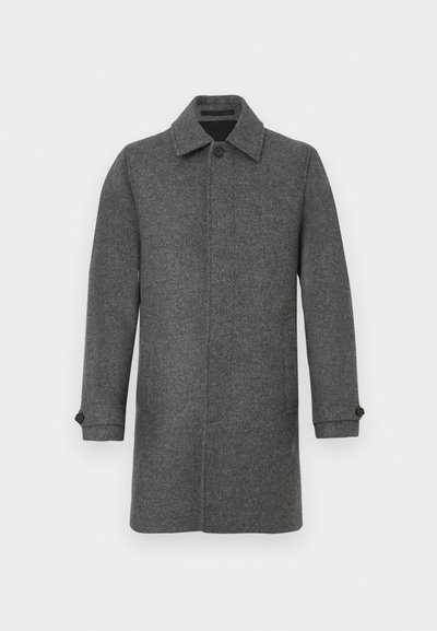 Γκρι μάλλινο παλτό με κούμπωμα μπροστά, γιακά με μυτερή φόρμα και μακριά μανίκια. Διαθέτει κουμπιά στα μανίκια και ίσια γραμμή.