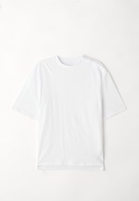 Biała bawełniana koszulka z luźnym krojem, krótkimi rękawami i okrągłym dekoltem. Gładka tekstura z prostym, klasycznym wzornictwem.