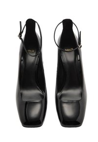 Schwarze Lackleder-High-Heels mit runder Spitze, Knöchelriemen und glänzendem Finish. Mit eingeprägtem Logo auf der Innensohle.
