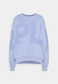Sweat-shirt bleu clair à manches longues avec poignets et ourlet côtelés, avec de grandes lettres subtiles partiellement visibles à l'avant et sur les manches.