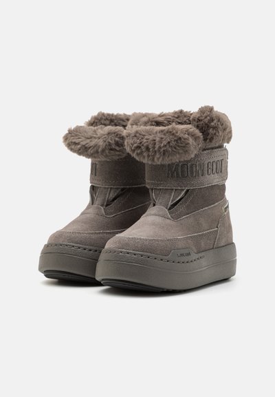 Bottes de cheville en suede gris avec un col en fourrure, dotées d'une sangle Velcro et d'une semelle en caoutchouc épaisse pour une meilleure adhérence. Les accents comprennent des coutures texturées.