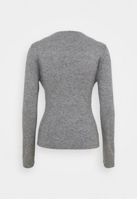 Dlouhý rukáv, přiléhavý šedý pletený svetr zobrazený zezadu na jednoduchém bílém pozadí.