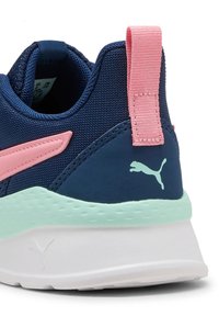 Marineblaue Sportschuh mit rosa Akzenten, ausgestattet mit einem strukturierten Obermaterial, Gummisohle und mintgrüner Zwischensohle. Logo an der Ferse.