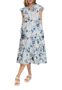 Blumenkleid in Hellgrau mit blauen und schwarzen Mustern, Rüschenärmeln, V-Ausschnitt, fließendem Saum und gestuftem Design.