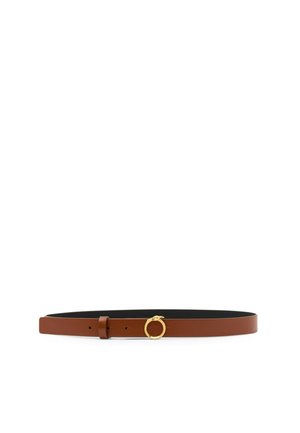 Cintura in pelle marrone con fibbia piccola e rotonda in oro caratterizzata da un design testurizzato, disposta piatta su uno sfondo bianco.