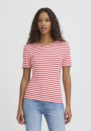 Rood-wit gestreept, kort mouw, geribd T-shirt met een ronde hals en gerimpelde mouwen, gecombineerd met lichtblauwe spijkerbroek.