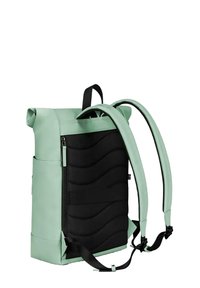 Zaino roll-top in verde menta e nero, con un design a onde testurizzato, spallacci regolabili e una tasca frontale con zip.