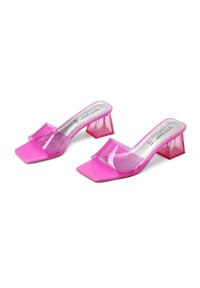Sandali con tacco trasparente rosa, con punta quadrata e cinturini trasparenti, caratterizzati da un design geometrico del tacco a blocco trasparente.