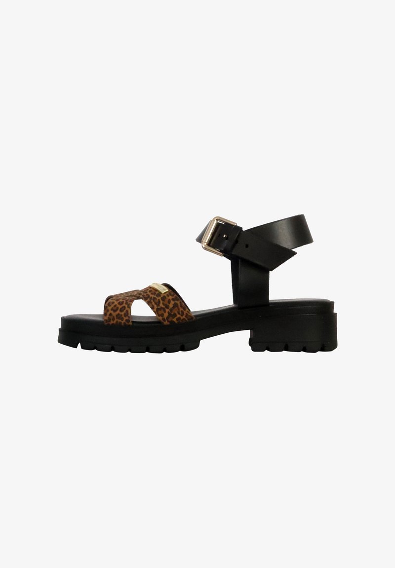 Zwarte platform sandaal met een leopardprint band, verstelbare enkelriem en een gestructureerde zool. Heeft een chunky hak voor extra ondersteuning.