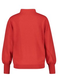 Suéter rojo de cuello alto, con mangas abullonadas y puños acanalados. Hecho de material de punto liso con un diseño de color sólido.