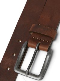 Ceinture en cuir marron avec une boucle en métal argenté, présentant une texture lisse, cinq trous pour ajustement et une boucle en cuir cousue.