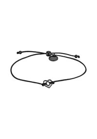 Bracciale in corda nera con un charm a forma di cuore in metallo, regolabile con un nodo scorrevole e un piccolo tag circolare attaccato.