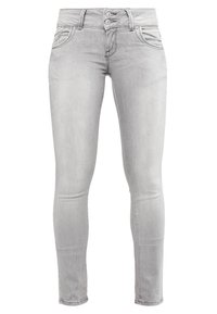 Jean skinny en denim gris clair avec une fermeture à double bouton, quatre poches et un léger effet froissé à l'avant.