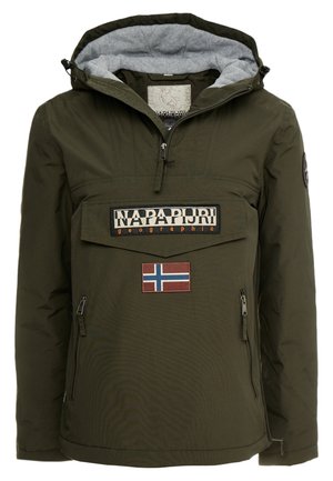 Olivengrøn hættejakke fra Napapijri med frontlynlås, stor klaplomme med mærkenavn og norsk flagpatch under lommen.