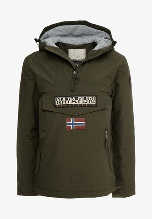 Olivgrüne Kapuzenjacke von Napapijri mit Frontreißverschluss, großer Klappentasche mit Markennamen und Norwegen-Flaggen-Patch unterhalb der Tasche.