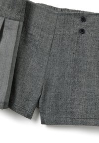 Shorts de pata de gallo a medida en gris con sutiles rayas diagonales, con cinturilla, pliegues y dos botones negros.