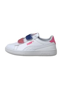 Sneakers bianchi con cinturini in velcro. Presentano un accento glitter rosa e blu, una texture liscia e una suola in gomma con logo del marchio.