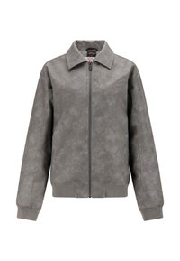 Giubbotto bomber in finta pelle grigia con zip frontale, colletto a camicia, polsini e orlo a costine; presenta un branding discreto sul petto.