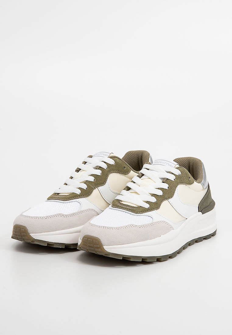 Ein Paar weiße und olivgrüne Sneakers mit dicken weißen Sohlen und weißen Schnürsenkeln auf einem schlichten weißen Hintergrund.