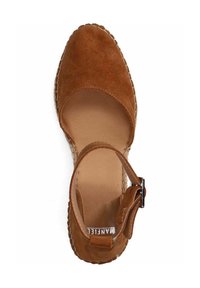 Braune Wildleder-ESPADRILLES mit Knöchelriemen, abgerundeter Zehenpartie und genähter Jutesohle. Hellbraune Innensohle. Verfügt über eine silberfarbene Schnalle.