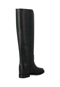 Stivali neri in pelle alti fino al ginocchio, con una texture liscia, punta arrotondata, dettagli di cucitura minimi e tacco basso e piatto.