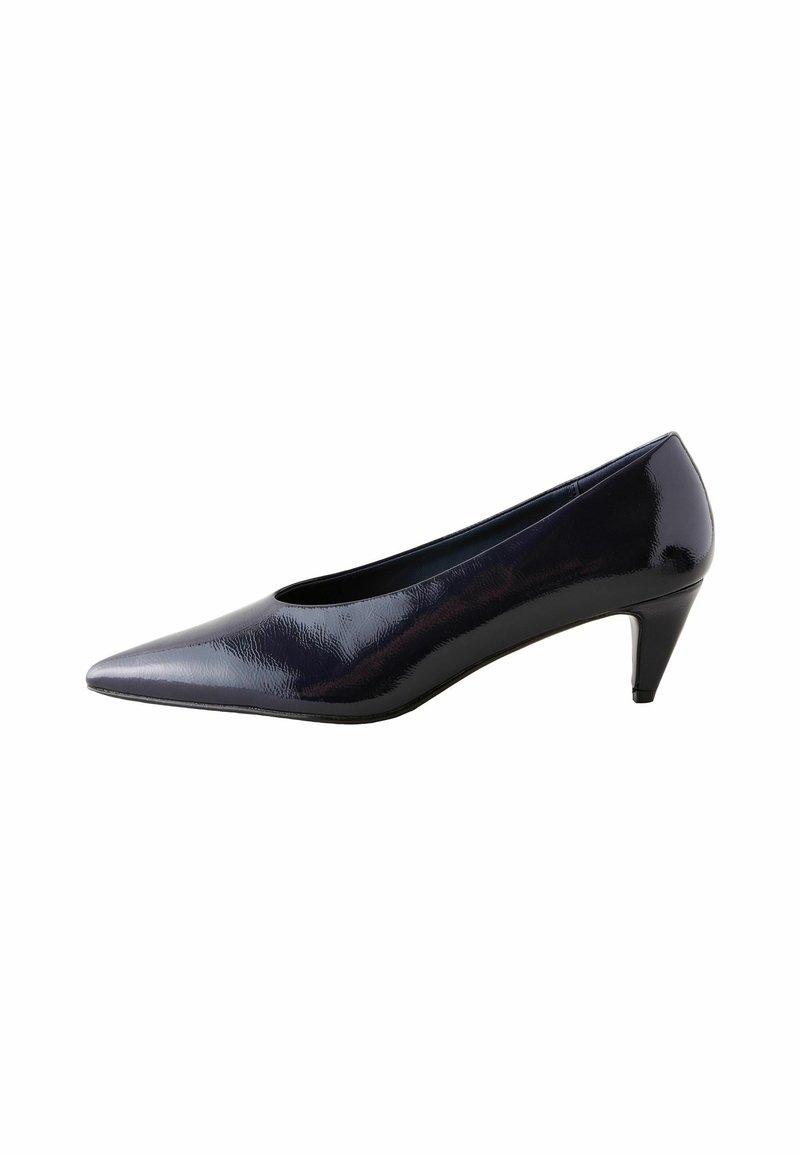 Escarpin pour femme en cuir verni noir avec bout pointu et talon fin de hauteur moyenne, présenté en profil sur fond blanc.