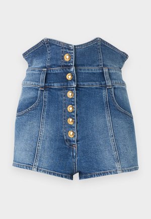 Modri jeans kratke hlače z visokim pasom, papirnatim pasom in šestimi vidnimi zlatimi gumbi na sredini spredaj.