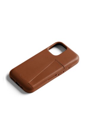 Étui pour smartphone en cuir marron avec support pliable intégré, grande découpe pour l'appareil photo et boutons latéraux, présenté sur fond blanc.
