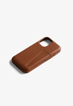 Étui pour smartphone en cuir marron avec support pliable intégré, grande découpe pour l'appareil photo et boutons latéraux, présenté sur fond blanc.