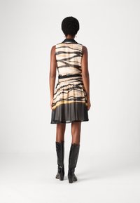 DKNY V NECK BELTED DRESS - Cocktail φόρεμα / Φόρεμα για πάρτι - black multi