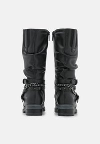 Schwarze, knielange Stiefel aus Leder mit lässigem Design, versehen mit einer Kettenakzentuierung um den Knöchel und einem Reißverschluss auf der Rückseite.