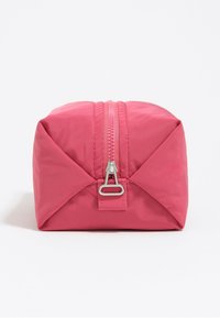 Funda rectangular rosa con cremallera y costuras limpias, exhibida de frente sobre un fondo blanco.