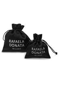 Svarta satin dragsäckar, en större och en mindre, med vittryckt logotyp "RAFAELA DONATA MILANO". Slät textur och samlade toppar.