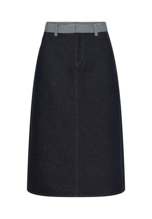 Jupe trapèze en denim bleu foncé avec ceinture et passants de ceinture bleu clair, dotée de coutures contrastées et d'une découpe frontale.