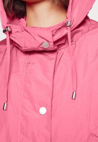 BOSS Tunn jacka - pink