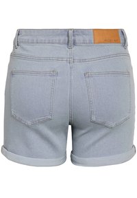 Svetlomodré džínsy s krátkymi nohavicami a zahnutými okrajmi, dve zadné vrecká, pútka na opasok a hnedá kožená nášivka so značkou "Noisy May."