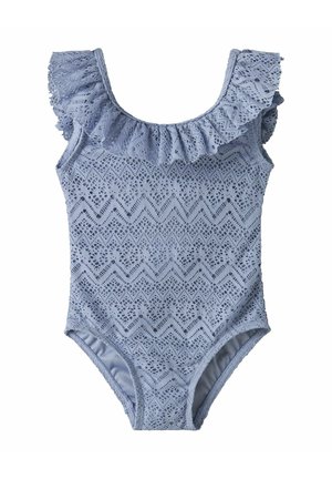 Jasnoniebieski jednoczęściowy kostium kąpielowy z falbaniastymi ramiączkami i geometrycznym wzorem koronki na całej tkaninie.