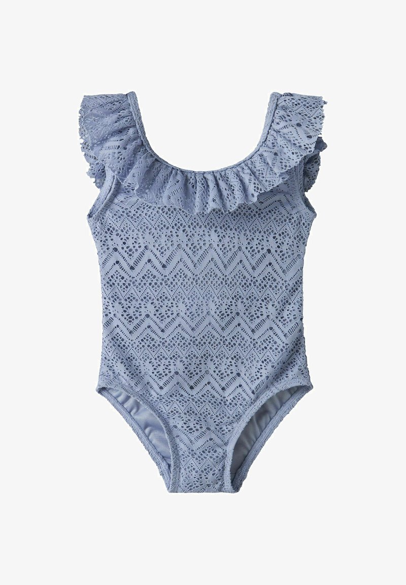 Maillot de bain une pièce bleu clair avec des bretelles à volants et un motif en dentelle géométrique sur l'ensemble du tissu.