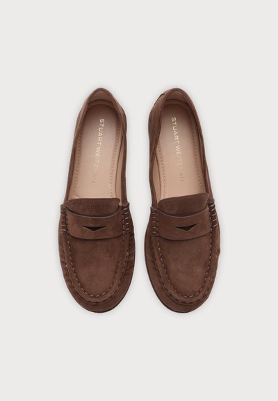 Paire de mocassins en daim marron avec des détails cousus et une petite découpe sur la bride, vus de dessus sur fond blanc.