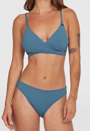 Een teal bikini met een wrap-stijl top met dunne bandjes en een hooggeplaatste onderkant, gemaakt van een gladde stof met minimale stiksels.