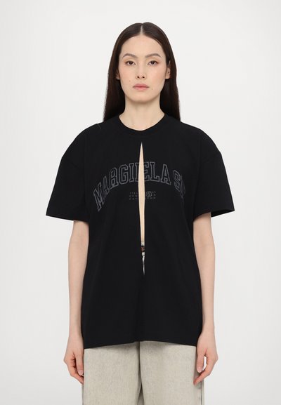 Tricou negru din bumbac, cu guler rotund, mâneci scurte și o decupare centrală. "Margiela" imprimat în gri pe față.