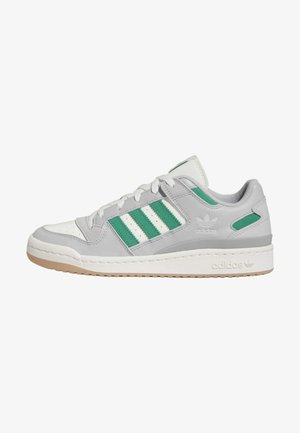 Bílé a šedé tenisky Adidas se zelenými pruhy, šněrování, polstrovaná podrážka a značkové logo na patě a boku.